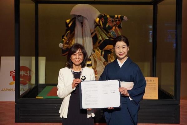 （写真左から）お茶の水女子大学 佐々木学長と日本芸術文化振興会　河村理事長 国立劇場大劇場ロビーの「鏡獅子」前にて